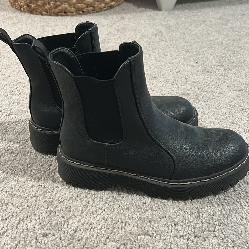 Women’s black boots - Picture 2 of 3